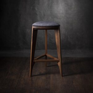 Barska stolica od punog oraha sa tapaciranim sedištem, ručno rađena – model Terza Stoffa