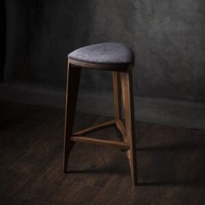 Barska stolica od punog oraha sa tapaciranim sedištem, ručno rađena – model Terza Stoffa