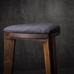 Barska stolica od punog oraha sa tapaciranim sedištem, ručno rađena – model Terza Stoffa