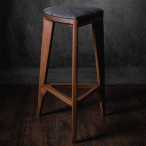 Barska stolica od punog oraha sa tapaciranim sedištem, ručno rađena – model Terza Stoffa