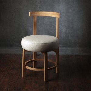 Stolica Luka od hrasta sa okruglim tapaciranim sedištem od vune – Meda Furniture