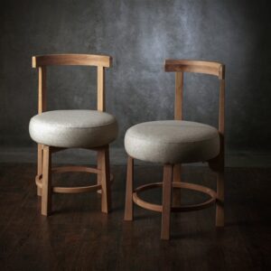 Stolica Luka od hrasta sa okruglim tapaciranim sedištem od vune – Meda Furniture