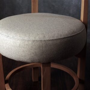 Stolica Luka od hrasta sa okruglim tapaciranim sedištem od vune – Meda Furniture