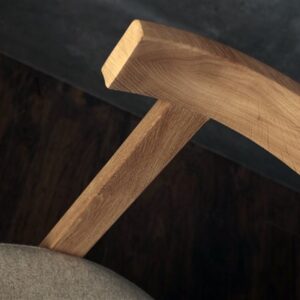 Stolica Luka od hrasta sa okruglim tapaciranim sedištem od vune – Meda Furniture