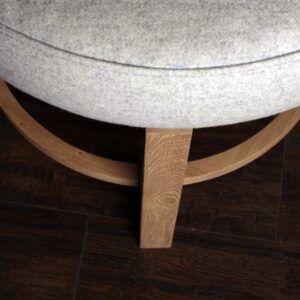 Stolica Luka od hrasta sa okruglim tapaciranim sedištem od vune – Meda Furniture