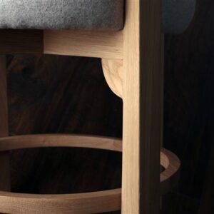 Stolica Luka od hrasta sa okruglim tapaciranim sedištem od vune – Meda Furniture