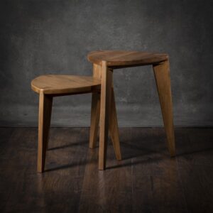 Set od dve trokrake orahove hoklice u minimalističkom studiju, sedište 35 cm, visine 30 i 45 cm