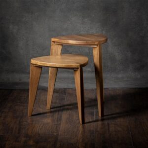 Set od dve trokrake orahove hoklice u minimalističkom studiju, sedište 35 cm, visine 30 i 45 cm