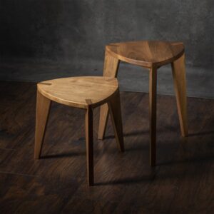 Ručni set od dve orahove hoklice, trokraka konstrukcija, u modernom studiju