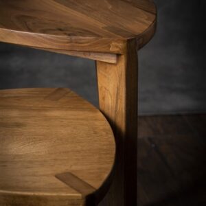 Minimalistički enterijer sa setom od dva orah tronošca, sedište 35 cm