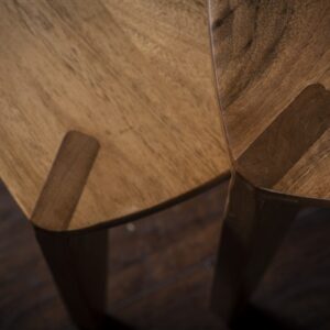 Minimalistički enterijer sa setom od dva orah tronošca, sedište 35 cm