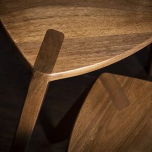 Meda Workshop: set od dve ručno rađene orahove hoklice, moderne i funkcionalne