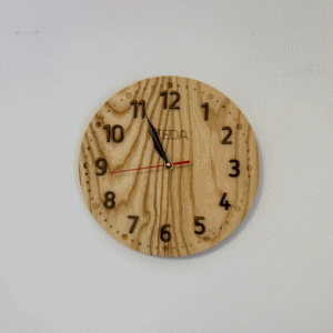 drveni sat sa reljefnim 3D brojevima