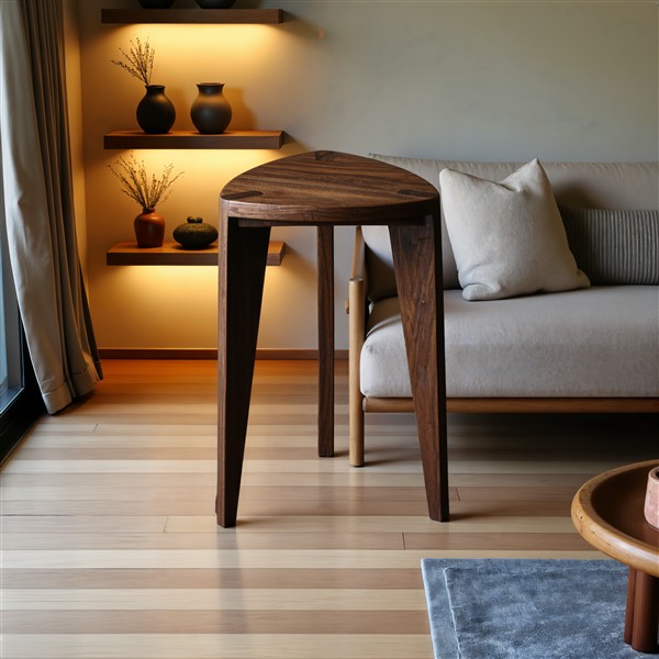 Orah tamnocrveni set Ručno rađena hoklica visine 45 cm od punog orahovog drveta, fotografisana uz neutralni zid u modernom minimalističkom prostoru.