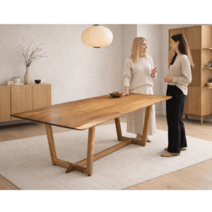 Minimalistički trpezarijski sto od prirodnog drveta